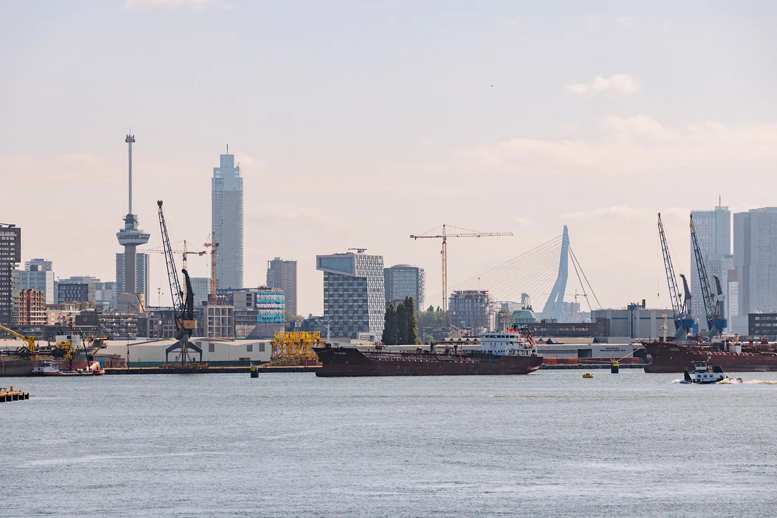 Scheepvaart en de skyline van Rotterdam